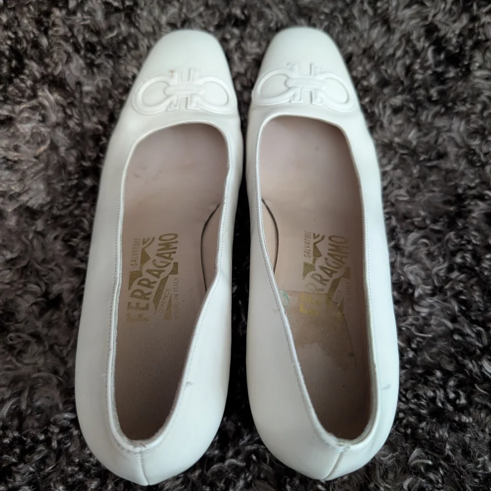 Salvatore Ferragamo Women's Beige Leather Pumps - Picture 4 of 9